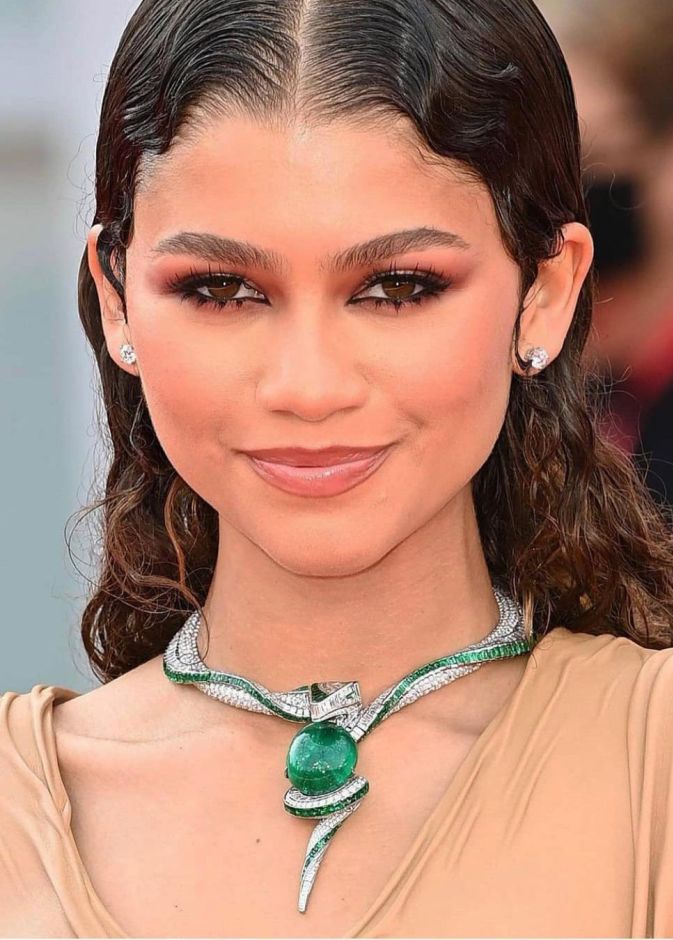 تسريحات شعر مبللة مع المكياج البني من وحي اطلالة Zendaya في مهرجان فينيسيا 2021