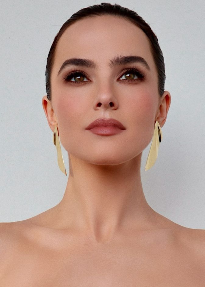 رسمات الخطوط البنية العريضة بأسلوب Zoey Deutch