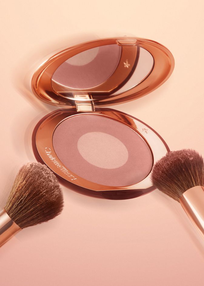 شارلوت تلبوري تطلق Airbrush Flawless الجديدة.. بودرة وبلاش بلمسة Airbrushed