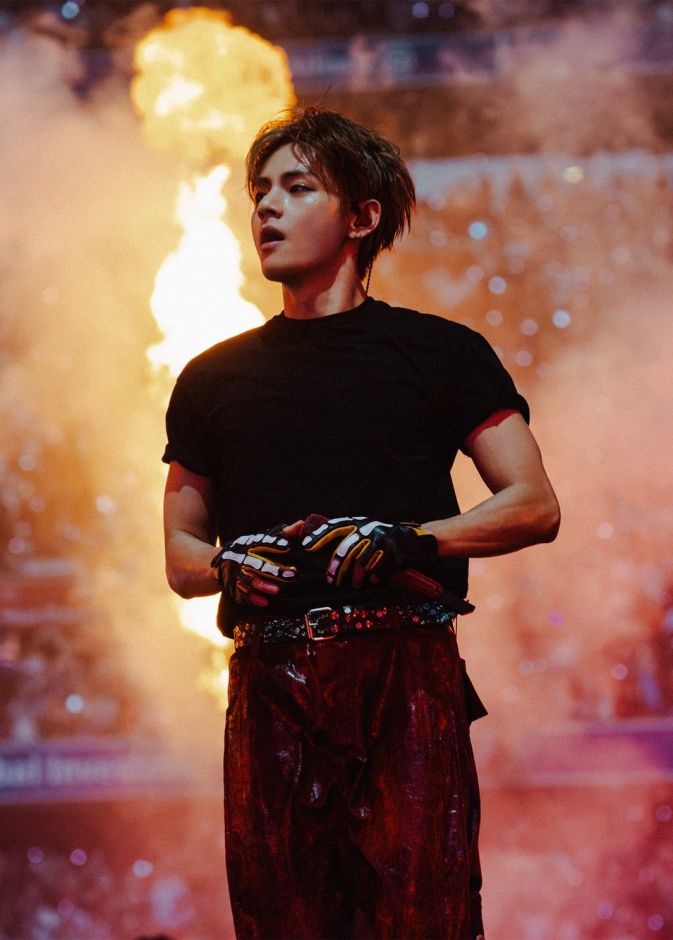 v نجم فرقة BTS