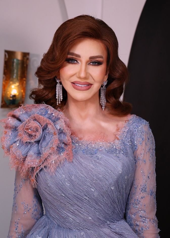 ميادة الحناوي في أحدث ظهور.. مكياج سموكي وشعر ريترو يعيدان الجمال الكلاسيكي