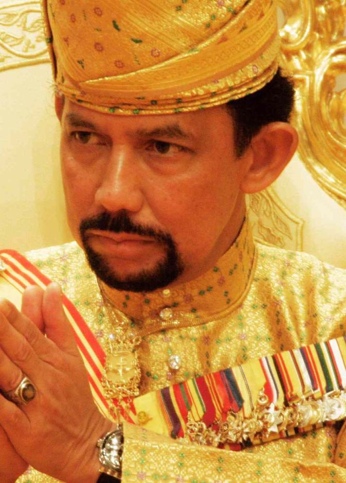 السلطان حسن بلقية يسحب كافة الألقاب الملكية من زوجة ابنه رابعة العدوية