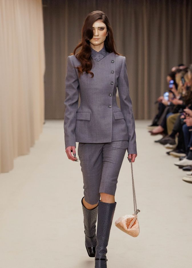 تنسيق سروال الكابري من Alexander McQueen 