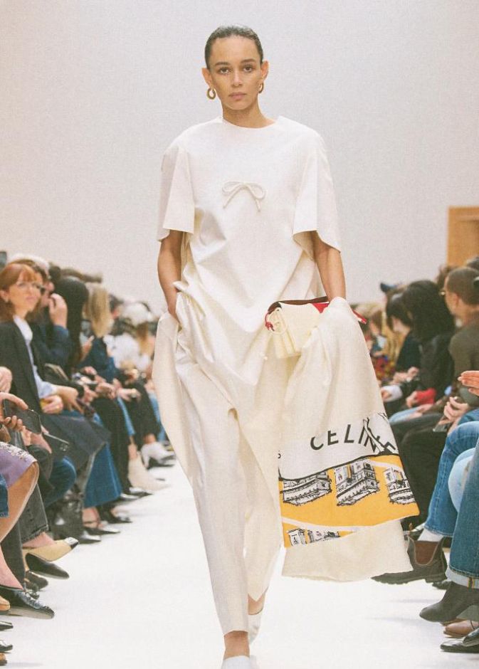  تدرجات اللون الأبيض والكريمي في إطلالة من Celine