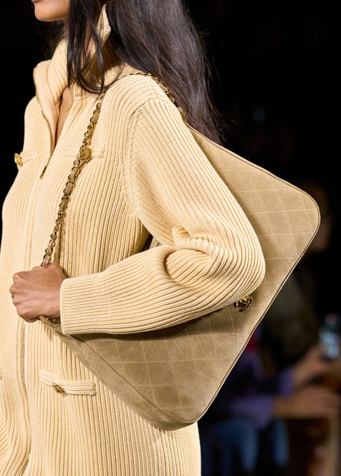 حقيبة باللون البيج أساسية في خزانتك من Chanel