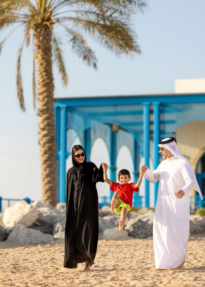 فعالية “Glow Safely This Summer” في حديقة شلالات الصحراء بمنتجع وفلل هيلتون شاطئ سلوى في قطر