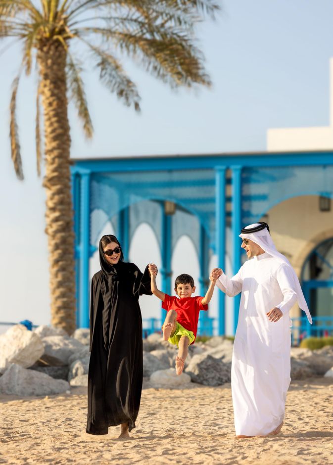 فعالية “Glow Safely This Summer” في حديقة شلالات الصحراء بمنتجع وفلل هيلتون شاطئ سلوى في قطر