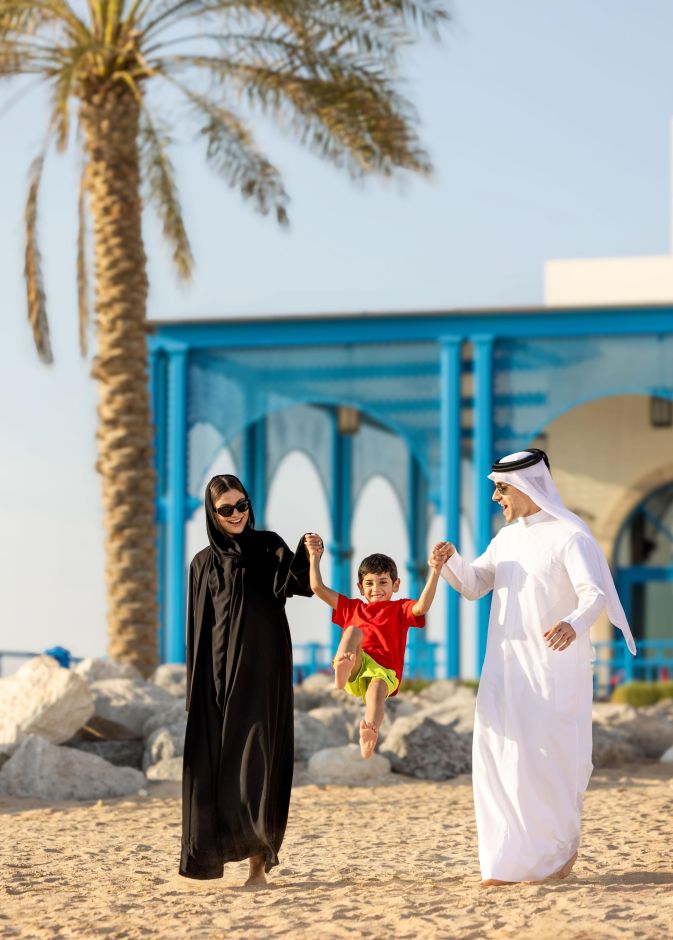 فعالية “Glow Safely This Summer” في حديقة شلالات الصحراء بمنتجع وفلل هيلتون شاطئ سلوى في قطر