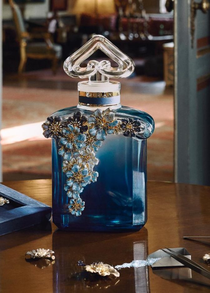 جيرلان تحتفي بإطلاق عطر «لور بلو» بتحفة فنية استثنائية من توقيع بيجوم خان