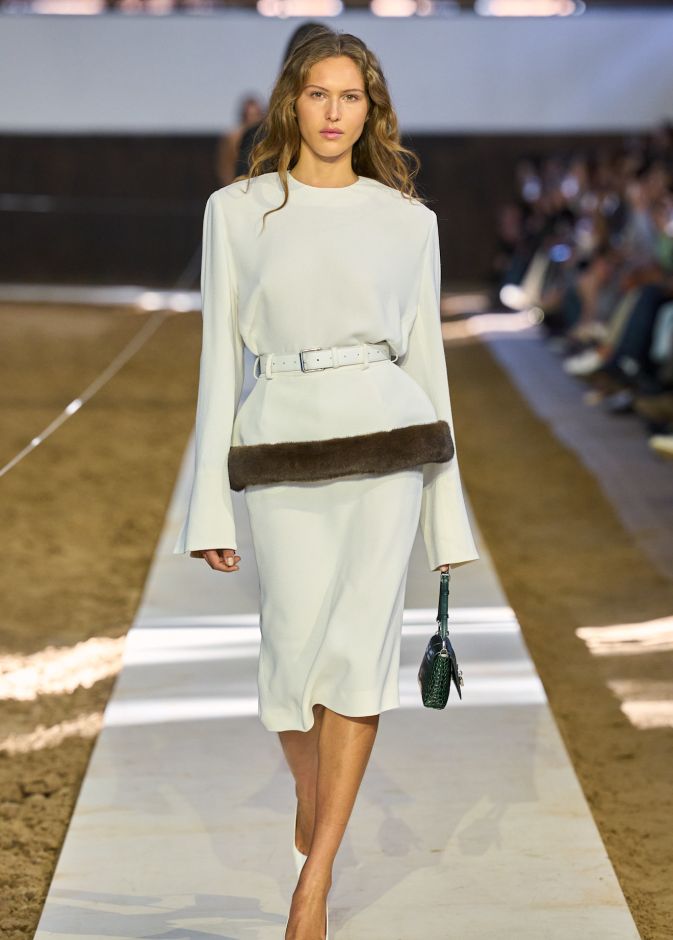  أناقة اللون الأبيض في إطلالة من Stella Mccartney