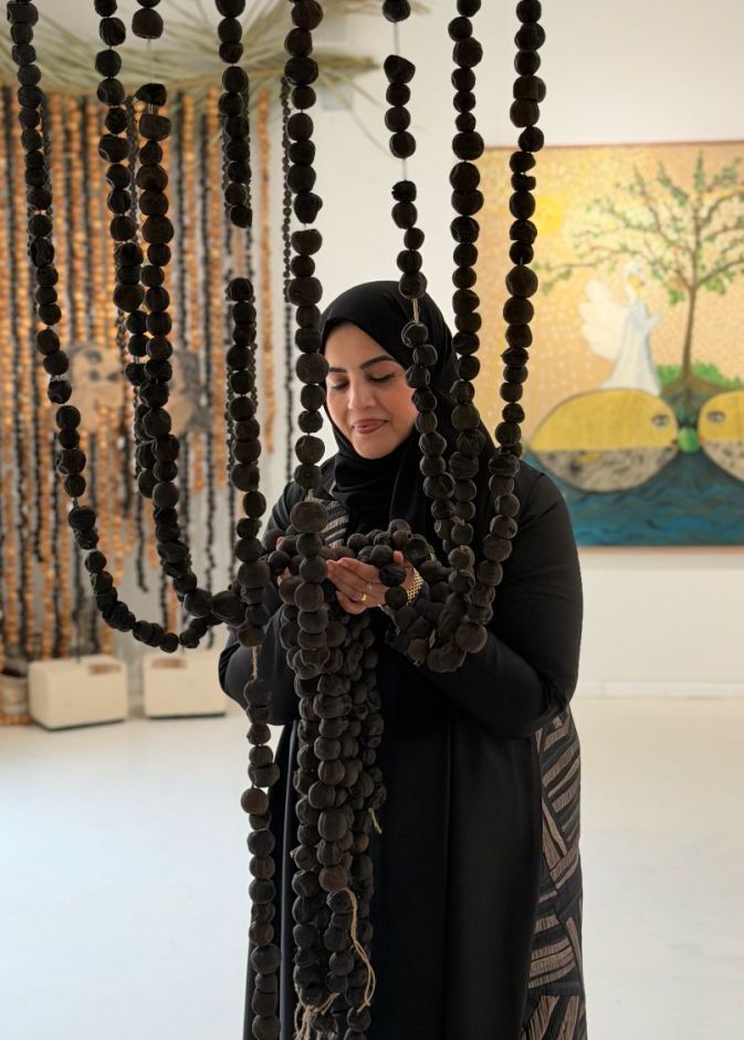 الفنانة تغريد البقشي لـ"هي": معرض "اللومية" يعيد قراءة رمز من ذاكرة الأحساء بمشاركة 11 فنانًا