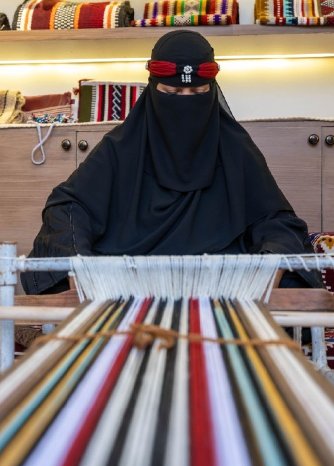 من السدو إلى الخوص... الحرف السعودية تجد مكانها في الإكسسوارات المعاصرة