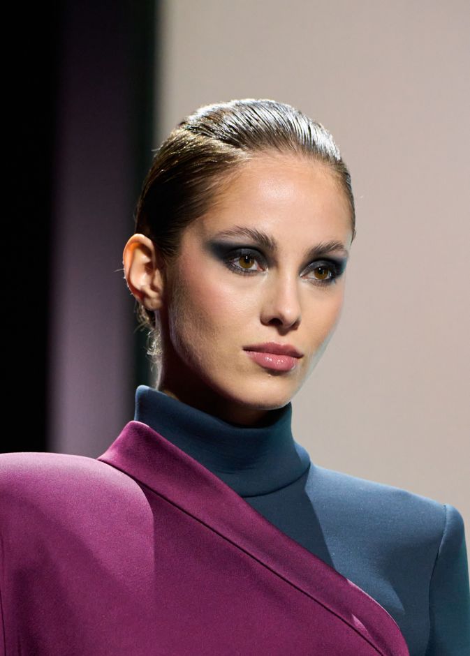 إطلالات مكياج كحلية وداكنة من دار Pierre Cardin
