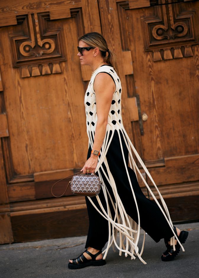 إطلالة بتفاصيل من الشراشيب من شوارع ميلان