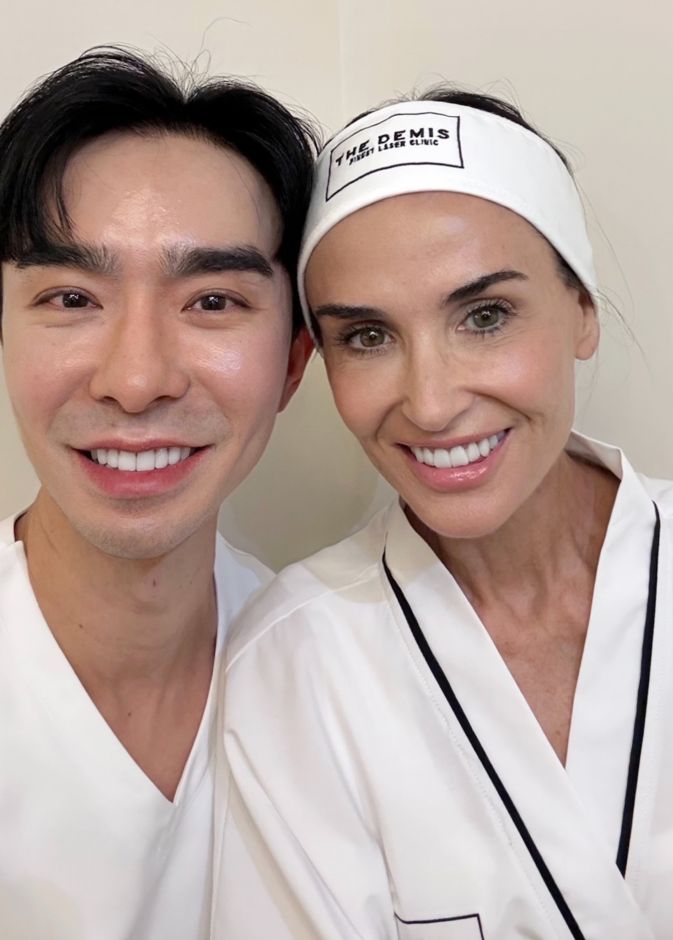 الدكتور ديسابونغ بانيثابورن (Dr. Joe) مع النجمة العالمية ديمي مور (Demi Moore).