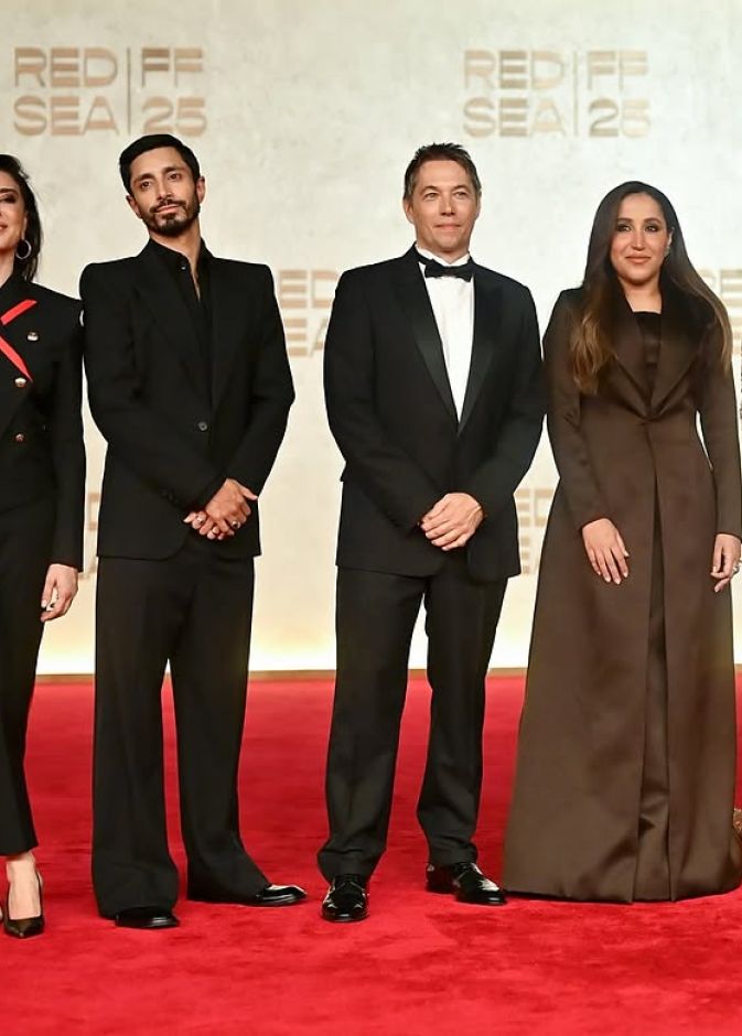 رئيسة مجلس أمناء مؤسسة البحر الأحمر السينمائي جمانا الراشد مع لجنة تحكيم الأفلام الطويلة في الدروة الخامسة من المهرجان