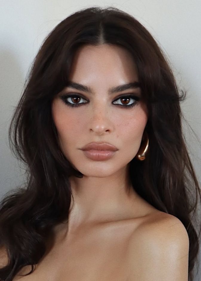 رسمات المكياج الدخاني والغلوسي بأسلوب Emily Ratajkowski