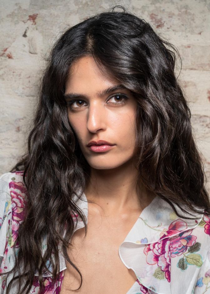 صيحة الشعر الزجاجي Glass Hair .. كيف تحققين اللمعان الفاخر في شتاء 2026؟