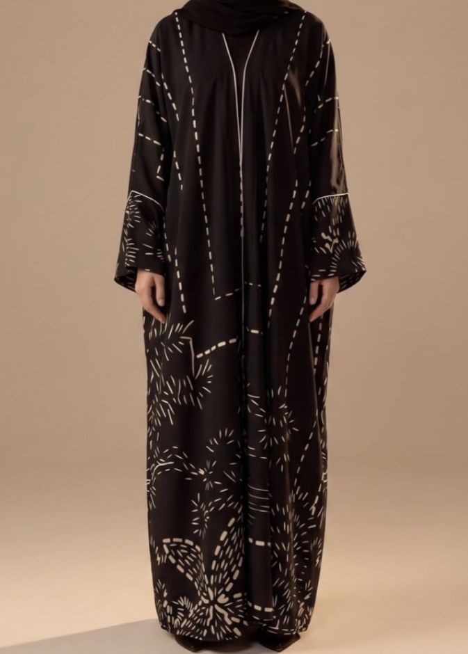 عباءة مع تطريز مميز للنخل من العلامة ZAM Abaya
