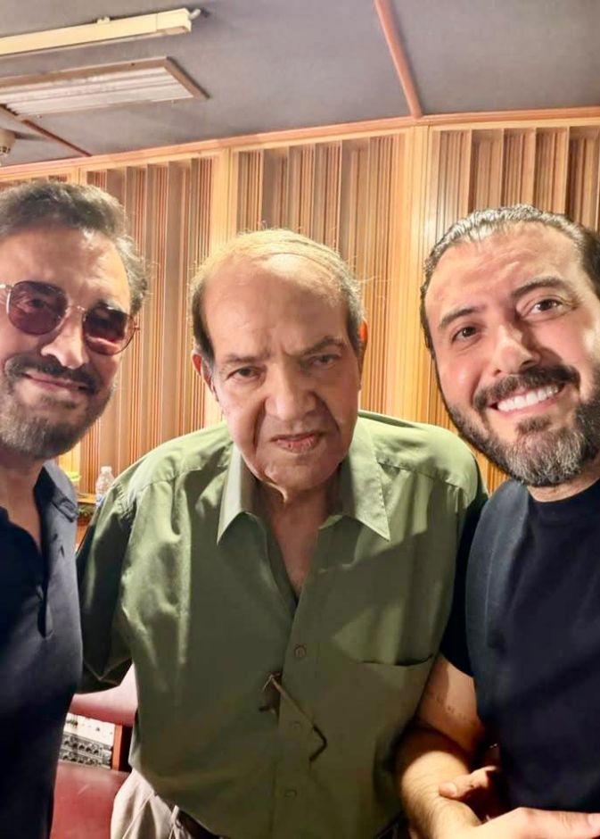  مجدي مرسى جميل عزيز يتوسط النجم الكبير كاظم الساهر ونجله 