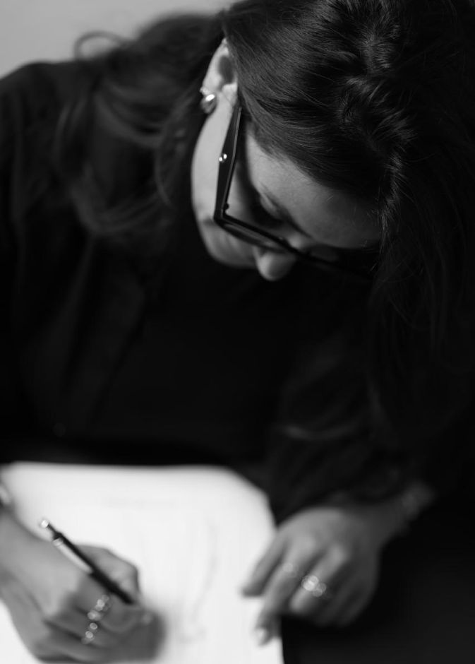 تكشف جيسي أبي نادر عن رحلتها من الرسم والرياضيات إلى تصميم الأزياء، وتتحدث عن علامتها الجديدة ومجموعتها الأولى التي تحتفي بتعدد وجوه المرأة.