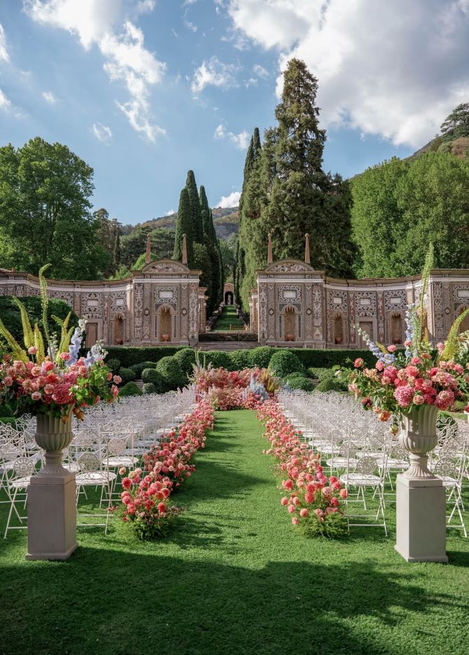 ممر ساحر بالوردي – الصورة من The Lake Como Wedding Planner