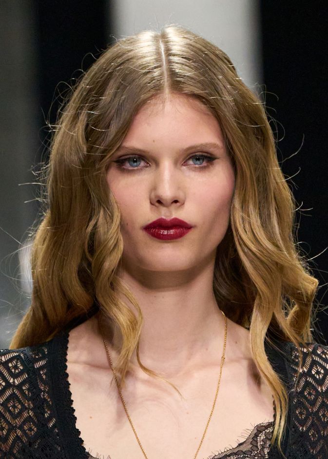 الوان احمر الشفاه القوي بتدرجات كرزية من دار Dolce Gabbana