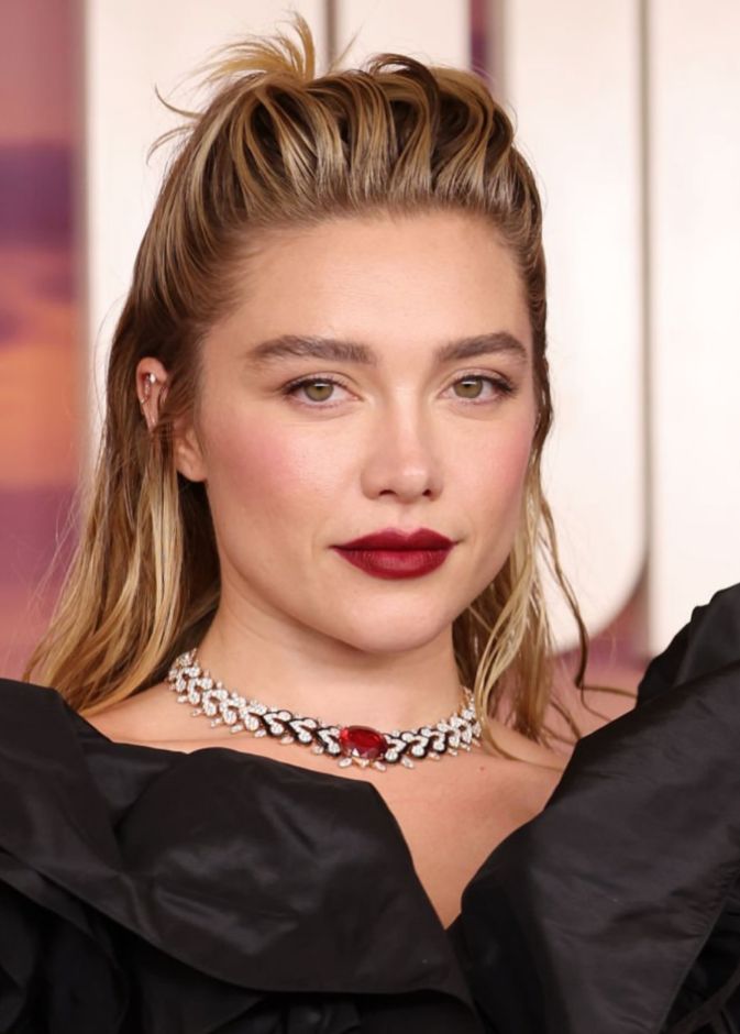 الوان احمر الشفاه القوية بتدرجات البرغندي من وحي Florence Pugh- الصورة من حساب خبير المكياج Alex Babsky على انستغرام.