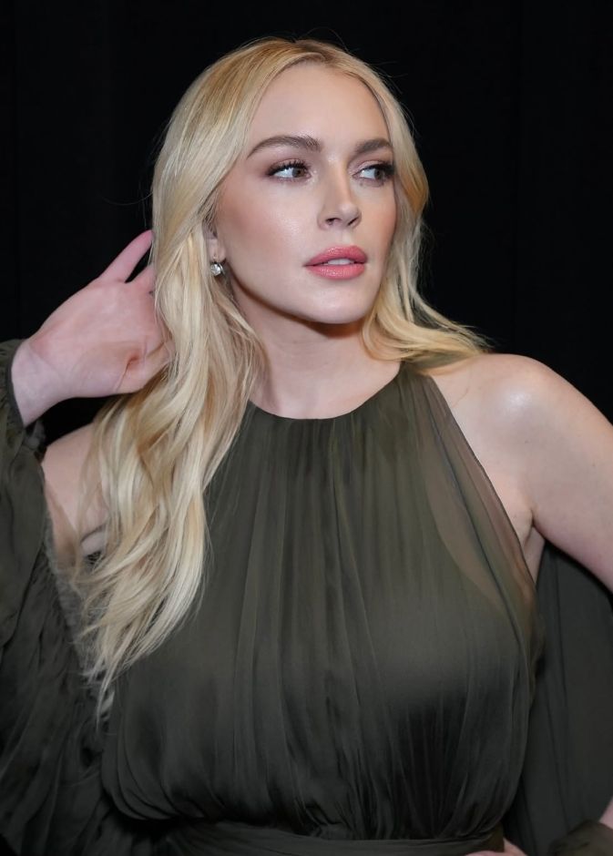 تدرجات البلاشر المشمشي العريض من وحي النجمة ليندسي لوهان Lindsay Lohan