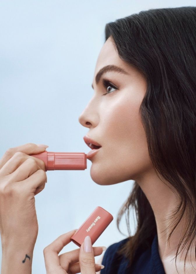  FIND COMFORT LIP BUTTER من علامة RARE BEAUTY