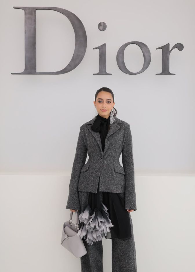 ياسمينا العبد بإطلالة البدلة الرمادية من Dior