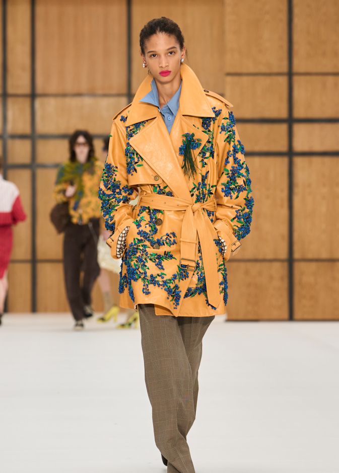حين يلين الإرث.. "دانييل لي" يفتح أبواب Burberry للعفوية في ربيع وصيف 2027