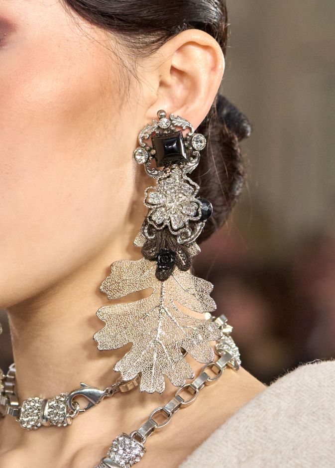 ازهار كبيرة في تصميم الأقراط من Costelloe