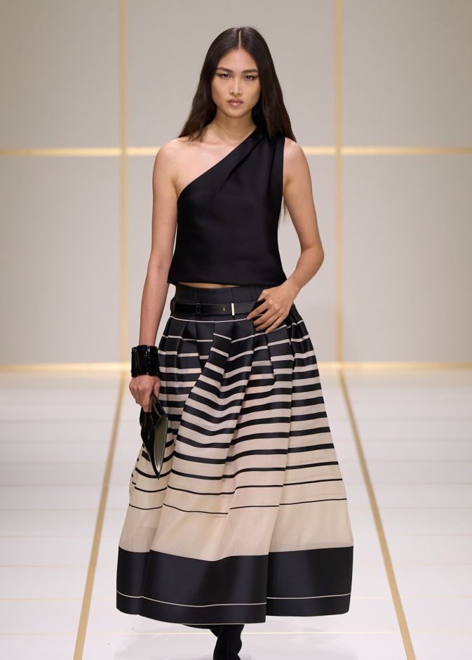  التنورة من صيحات الموضة Giorgio Armani