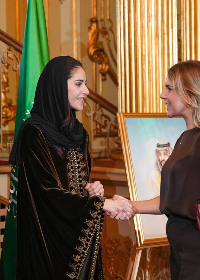   أسيل الشهيل، سفيرة المملكة لدى السويد، تحتفي باليوم الوطني السعودي في ثوب المسرح النجدي من مشاعل التراث 