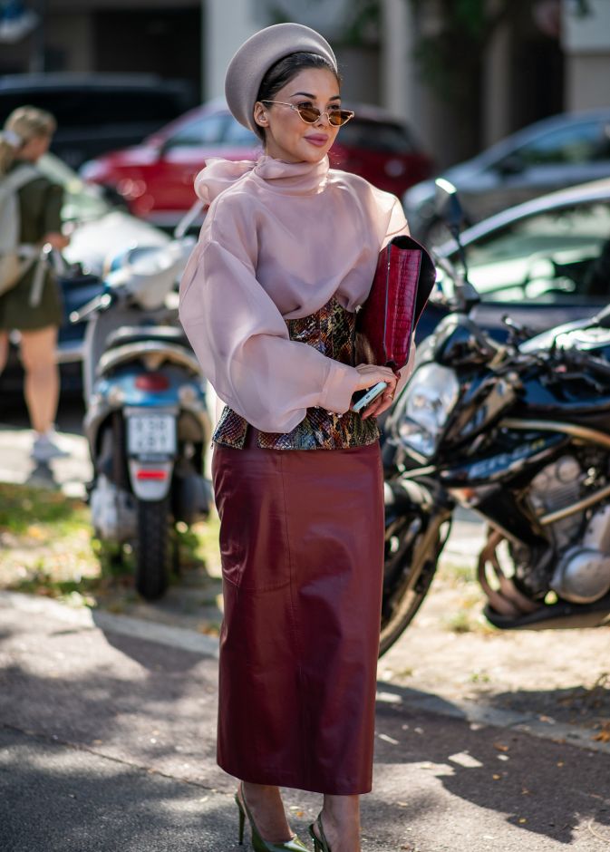 Pencil Skirt‏ باللون الخمري من شوارع ميلان