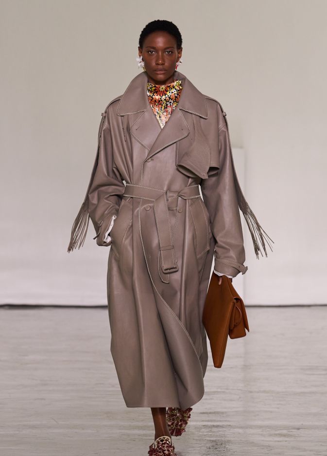 إطلالة بحذاء مفتوح من الخلف من ‏Bottega Veneta