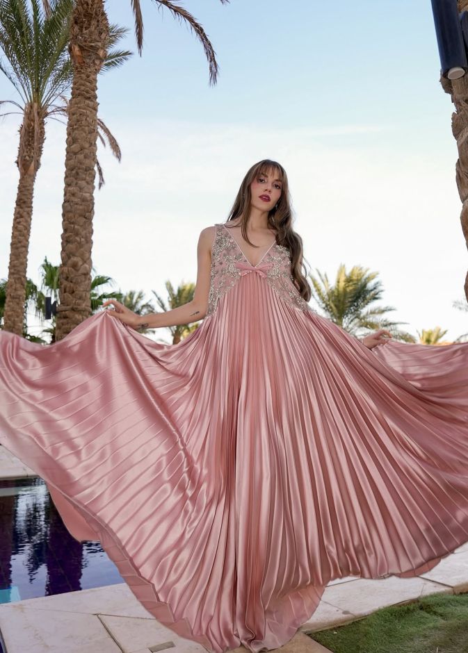 سينتيا صموئيل بإطلالة أنثوية حالمة بالوردي الناعم