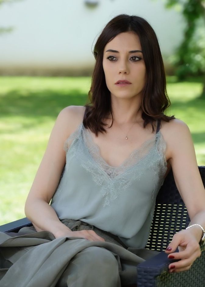 جانسو ديري بطلة مسلسل Sadakatsiz الخائن