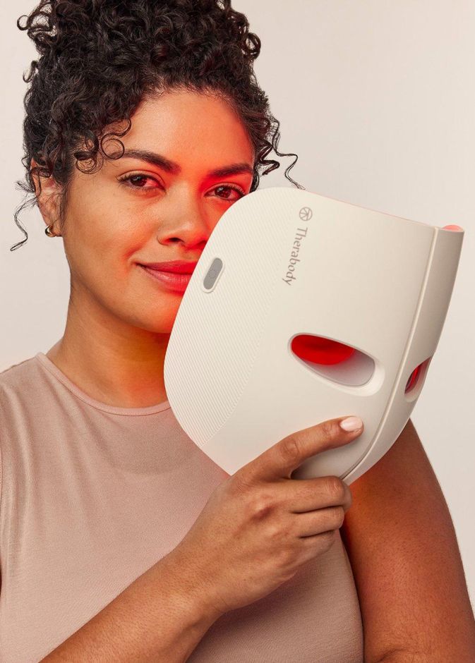 قناع LED للوجه من Therabody عناية بتقنية الضوء