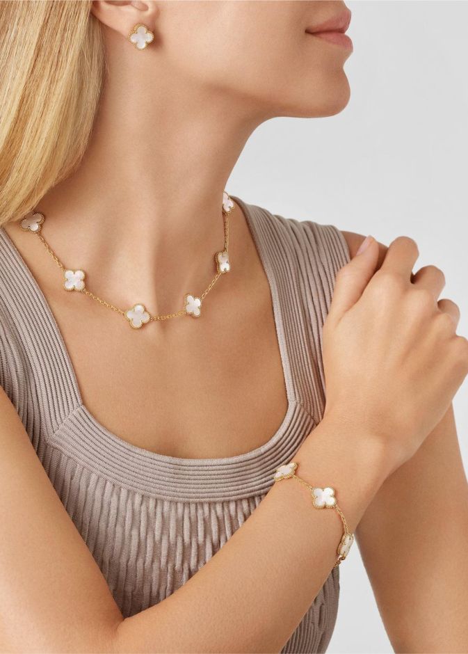 مجوهرات Alhambra من دار Van Cleef & Arpels