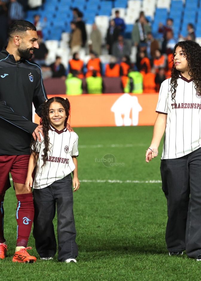 مكة وكيان تحتفلان مع والدهما محمد صلاح بفوز طرابزون 