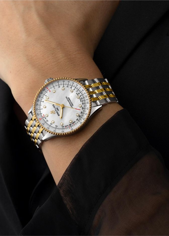 ميناء عرق اللؤلؤ يمنح ساعة Navitimer Automatic 36 من Breitling بريقاً ناعماً