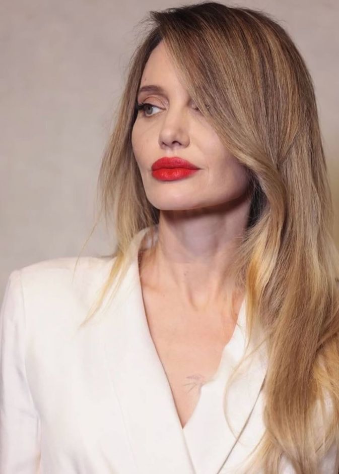 أحمر الشفاه الروج المات بأسلوب Angelina Jolie