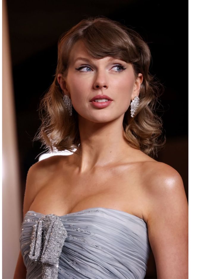 إطلالة Taylor Swift بتسريحة الشعر الريترو مع الغرة- الصورة من حساب Joseph Cassell Falconer على انستغرام