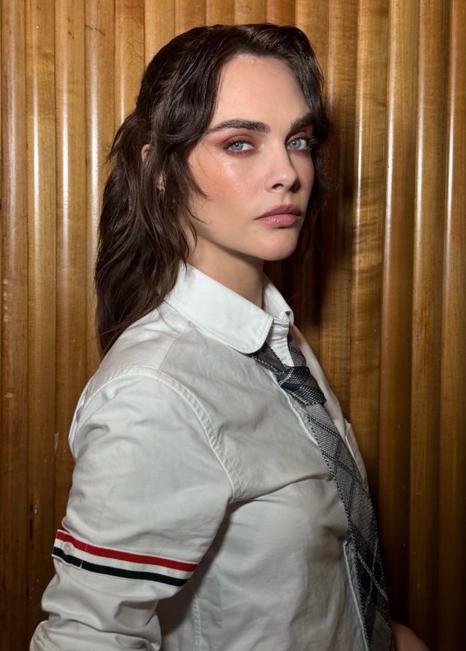 اطلالة Cara Delevingne برسمات المكياج البني مع الاحمر