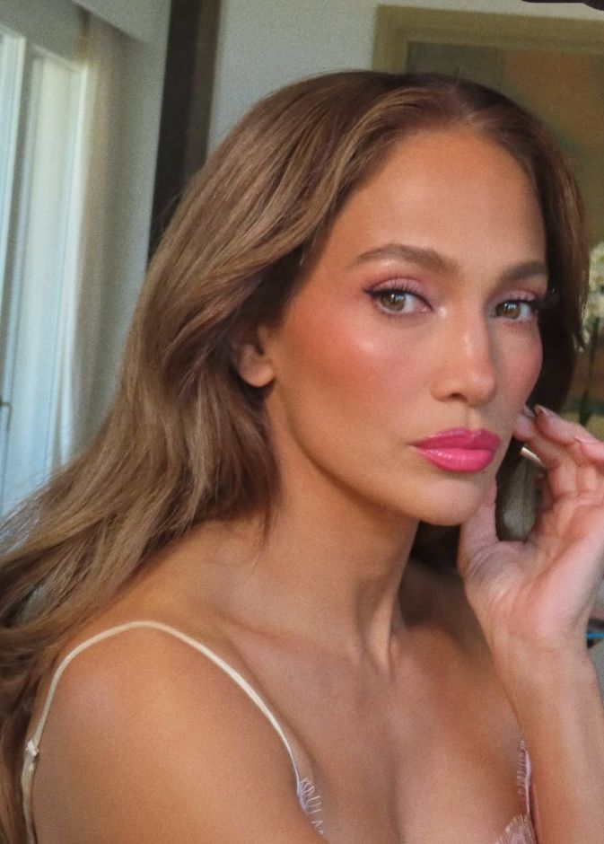 الوان احمر الشفاه القوية والوردية بأسلوب Jennifer Lopez- الصورة من حساب Justine Marjan على انستغرام