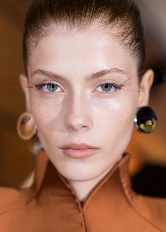 صيحات الرموش الطويلة والملونة من دار Mugler