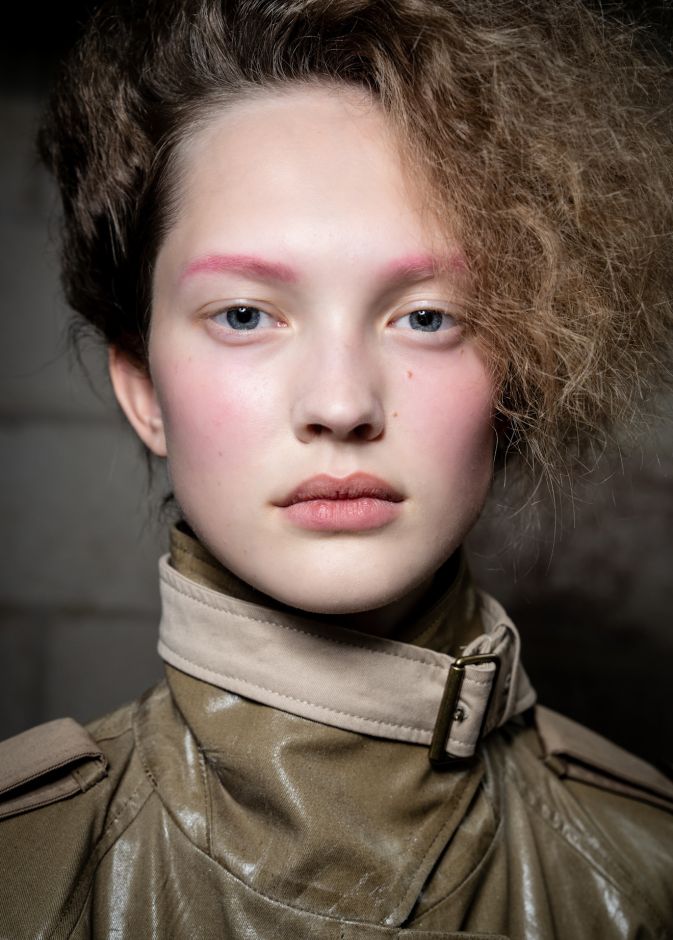موضة الحواجب الملونة بتدرجات زهرية من دار Acne Studios