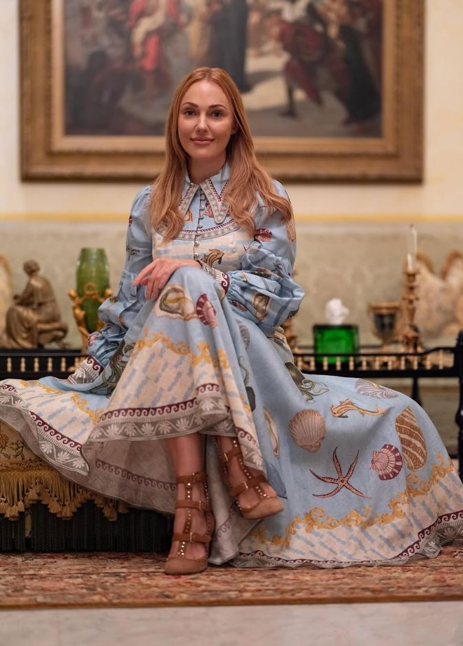 إطلالات مريم أوزرلي النهارية: أناقة شرقية بألوان غنيّة وتطريزات لافتة